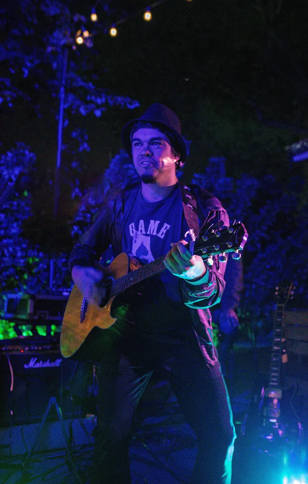 Charles — guitarrista y segunda voz de Chapados, en vivo